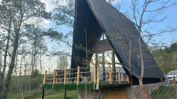 تصویر کلبه چوبی سوئیسی داخل جنگل 