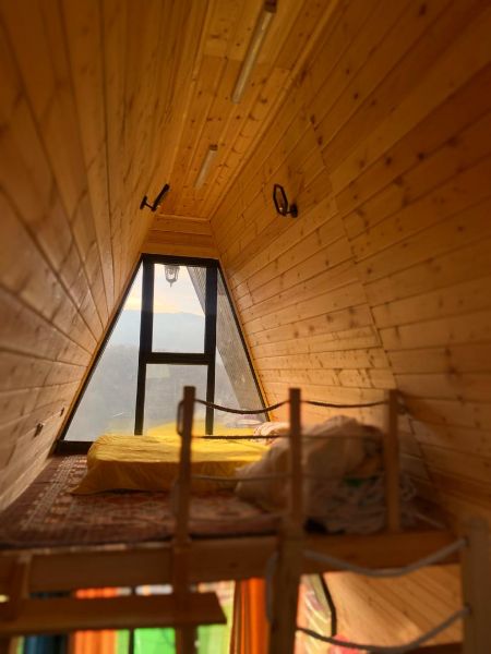 تصویر کلبه چوبی سوئیسی داخل جنگل 