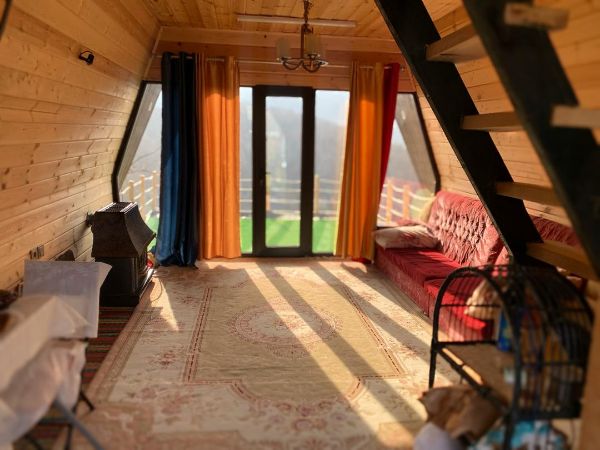 تصویر کلبه چوبی سوئیسی داخل جنگل 