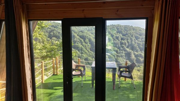 تصویر کلبه چوبی سوئیسی داخل جنگل 